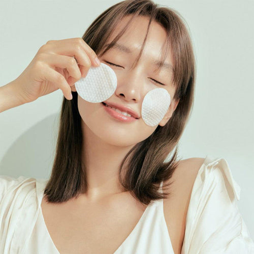 Anua Heartleaf 77+ PHA Clear Pad 70 Pieces Applying on Face